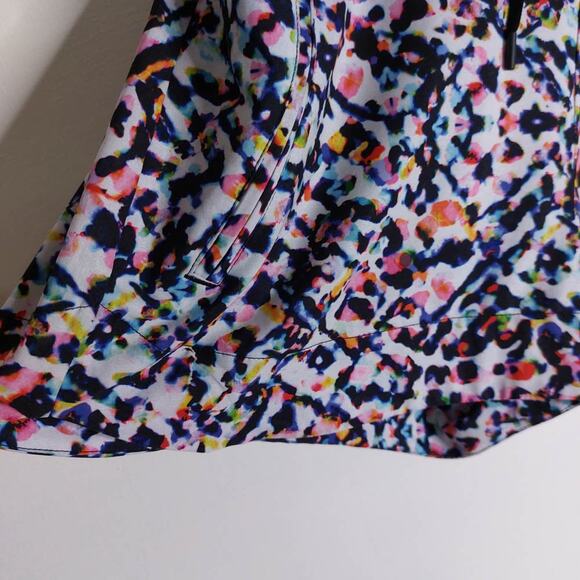 Athleta Sway Shorts Lightweight Rainbow Elastic Waist Zip Pockets 14 - Picture 4 of 8